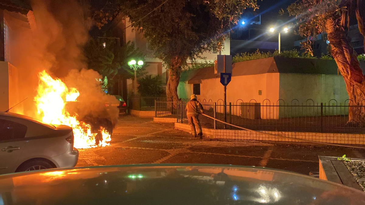 يافا: فجر اليوم - احتراق مركبة والاطفائية تهرع للمكان 